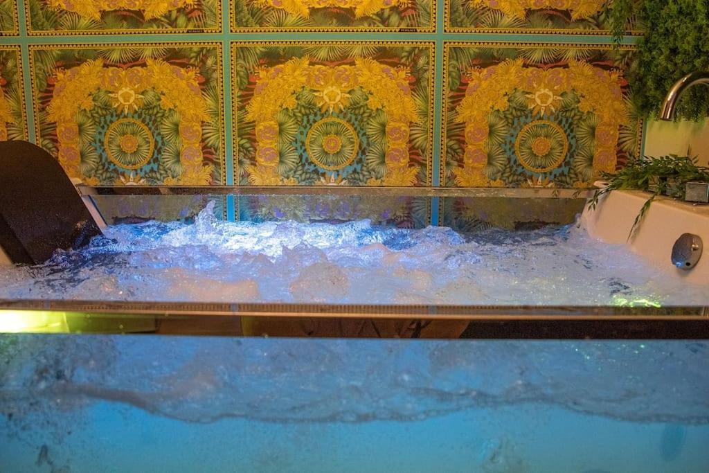 Luxury Love Room Spa Whirlpool Jacuzzi Nuremberga Exterior foto